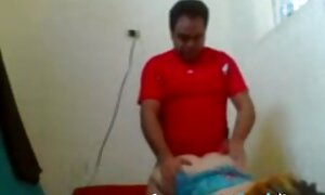 یک مرد نقاب شده به بلوند بد حمله می فیلم سکس کندی چارمز کند