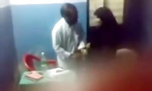 همسر هنگامی که شوهر در یک سفر تجاری پورنو کلیپ است تقلب می کند