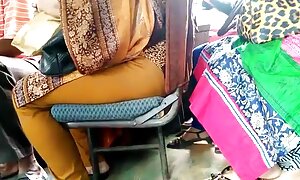 یک همسر بالغ روسی روی تخت دراز کشیده و آلت تناسلی را در موقعیتهای مختلف عکس سوپر پورن قرار می دهد