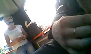 این مرد عکس سکسی پورن استارها با صدای بلند یک عابر پیاده را در ماشین پیچ می کرد