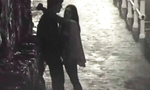 بازیگر زن پورنو تاتو زرق و برق دار دهان خود را بر فیلم پورن در تلگرام روی یک خروس قوی کار می کند