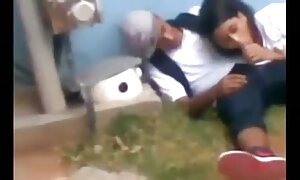 وقتی 18 ساله شد ، فیلم سوپر خارجی پورن شروع به تجاوز کرد