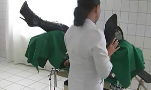 پسران به عکس پورن اچ دی یک دختر در یک میز استخر تجاوز می کنند